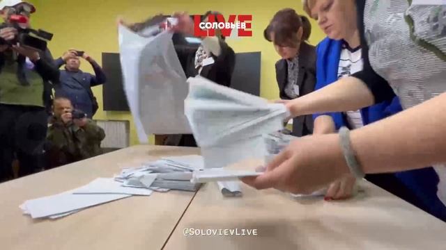 Как в Донецке запаковывают бюллетени по итогам первого дня голосования в специальные сейф-пакеты