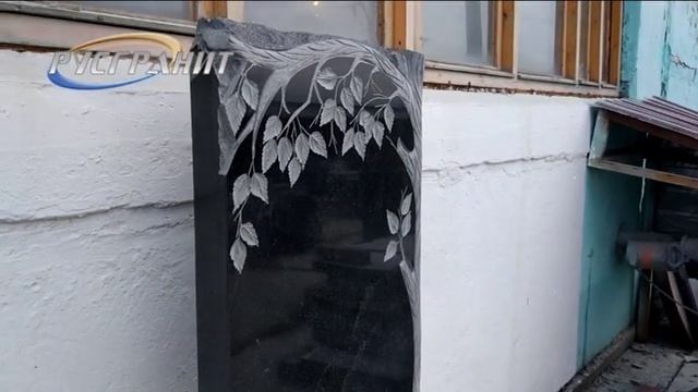Памятник из гранита - высокая берёза