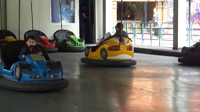 Аттракцион Електронные машины для маленьких детей в парке Муштаиды смотреть онлайн