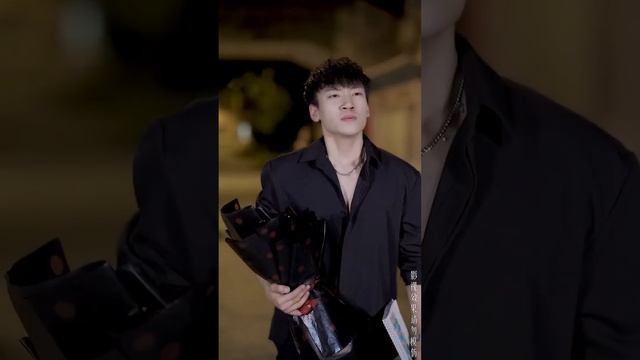 女總裁失憶淪為醜乞丐，窮小子拿出僅剩的餅給她，再見面總裁直接帶億萬家產嫁給他【周安然】 смотреть онлайн