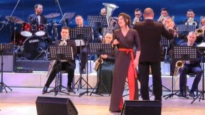 Льётся музыка