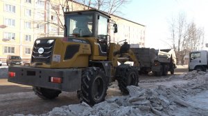 В городе продолжается уборка снега