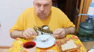Мукбанг. Завтрак. Скрэмбл, пироженка,и чай. Интересный разговор.