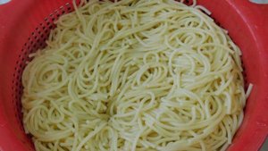 Спагетти с томатной пастой