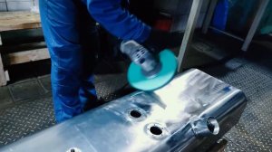 Полировка алюминиевого топливного бака.