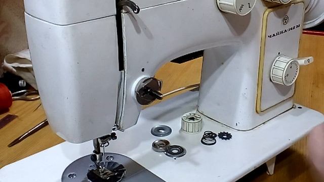 Регулятор натяжения верхней нити Чайка-132М и Чайка-142М. Делаем компенсационную пружинку. смотреть онлайн