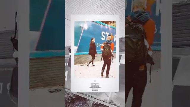 Natalia Oreiro filmada mientras da un paseo frente al cartel promocional del estreno de Santa Evita