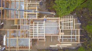 Монтаж стильного деревянного дома // Промстройлес