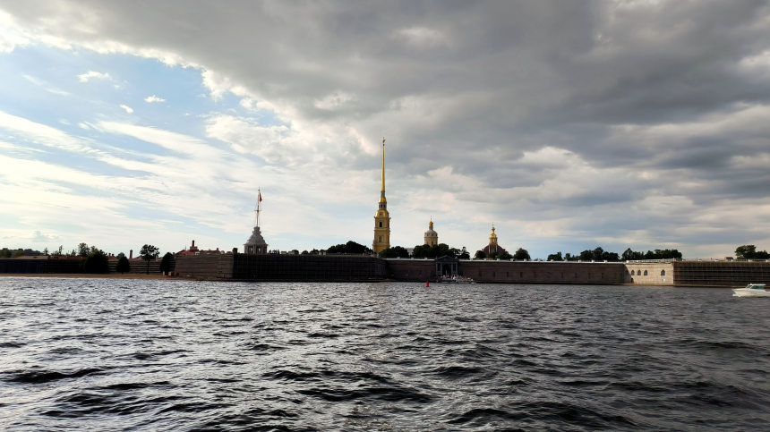 Чудо на Неве: как в центре Петербурга сел пассажирский самолет