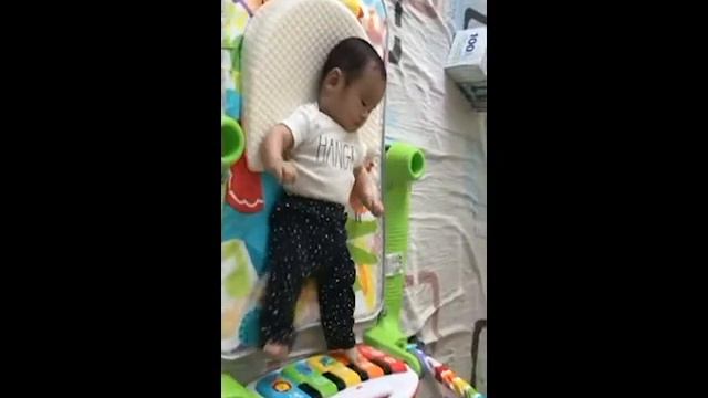 Baby doll Fun - Extreamly happy baby having fun alone - Kick D Piano смотреть онлайн
