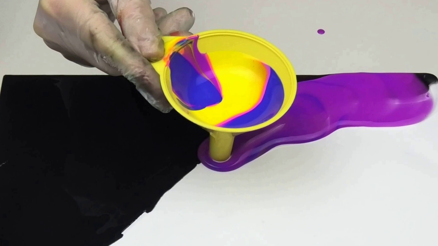 Эксперименты в технике Флюид-арт: Заливка с помощью воронки