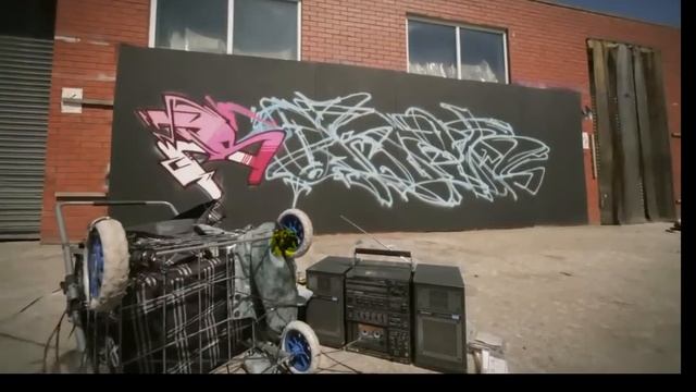 БАБКА РИСУЕТ ГРАФФИТИ смотреть онлайн