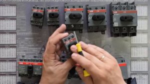 OT25F3 - Рубильник 3-полюсный 25А (с ручкой) на DIN-рейку или монтаж. плату ABB (1SCA104857R1001)