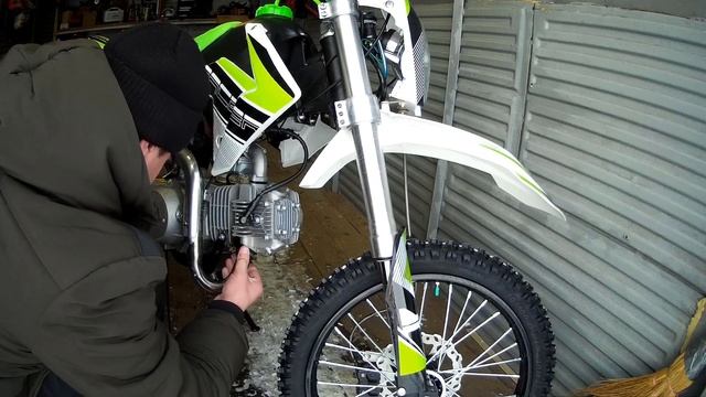 Отпал глушитель на питбайке Racer 125. Ставим новую прокладку смотреть онлайн