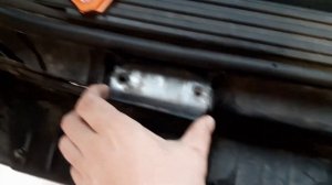 Устраняем скрип двери багажника