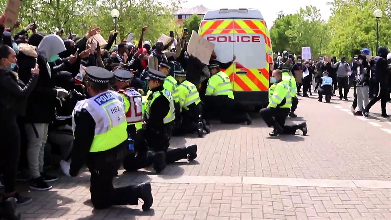 В Англии полицейские на коленях по велению инструкции