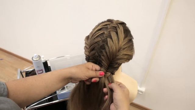 Причёска на длинные волосы. Причёска из косы (рыбий хвост). Причёска с плетением.