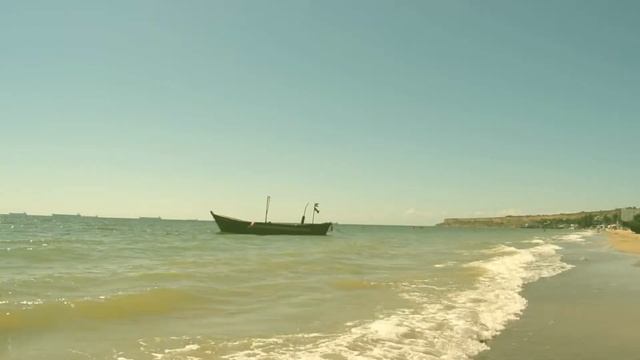 Морской прибой и одинокий старый баркас смотреть онлайн