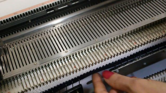 вяжем Шапочку с ушками для малыша смотреть онлайн