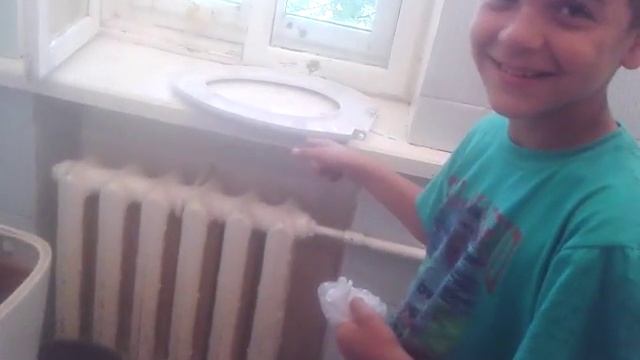 Поцелуй с унитазом и разлив мочи смотреть онлайн