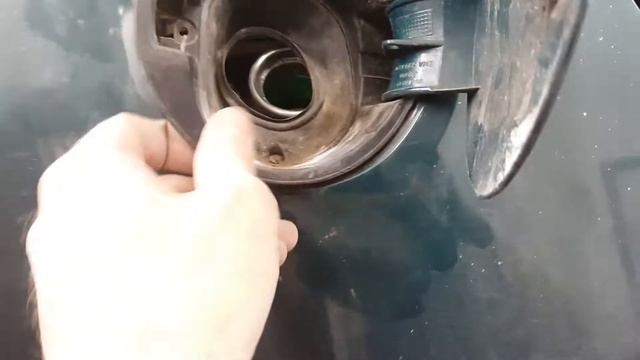 Как снять лючок бензобака Шкода Фабия смотреть онлайн
