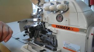 Краеобмёточная 3-ниточная машина цепного стежка. Заправка правого петлителя