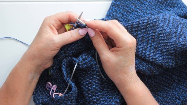 Вяжем красивую линию горловину и скос плеча одновременно смотреть онлайн