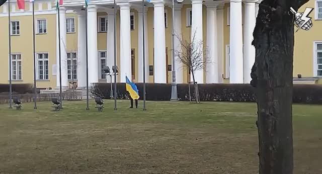 ❗?⚡В Санкт-Петербурге молодой человек снял флаг Украины, который подняли у Таврического дворца.⚡