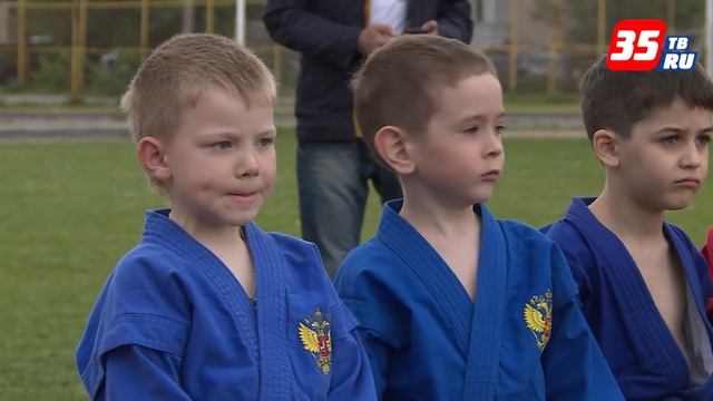 Живой тигр приехал в Шексну к воспитанникам СК "ПИОНЕР" смотреть онлайн