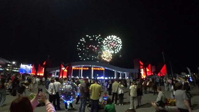 Праздник продолжается. Московская площадь в г. Кемерово. Фейерверк. Космический корабль.