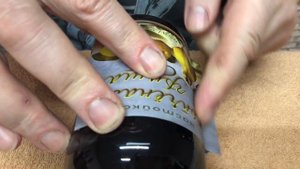 Как правильно наклеить этикетку на бутылку.