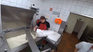 Кухня изнутри. Тяжёлый труд поваров в столовой. Schwarzwaldbecher.