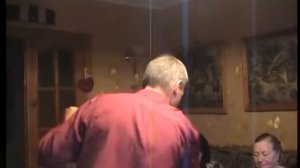 Гости поют под караоке на юбилее.