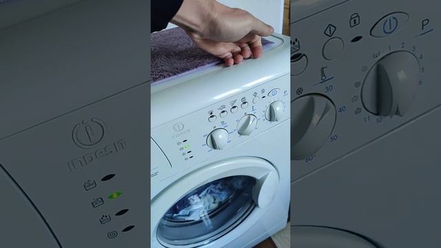 Indesit Wil82 
При включении горит индикатор стирка 
Замок...