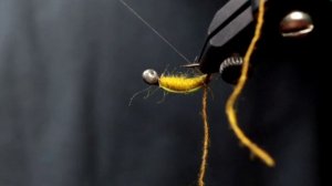 Мушка на хариуса. С использованием пенки и пленки