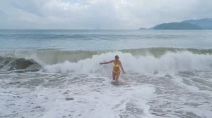 Вьетнам .Бешеные волны в Нячанге в ноябре.