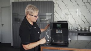 Процесс очистки от накипи кофемашины Miele серии CM