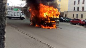 Архангельск Троицкий 52 - горит ПаЗ 11.04.2016г.