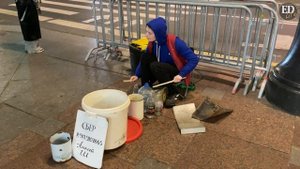 Талантливый уличный барабанщик извлекает звуки из всего, что попало под руку