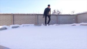 Хотел нырнуть в бассейн со снегом, но что-то пошло не так.