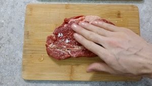 Оливковое или подсолнечное? Жарим стейк Чак ролл на разном масле