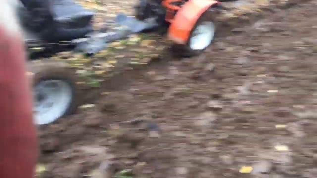 Дизельный мотоблок пашет плугом кентавр 1081д зубр форте