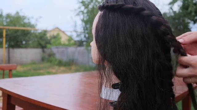 Романтичная причёска из  косичек для средних волос