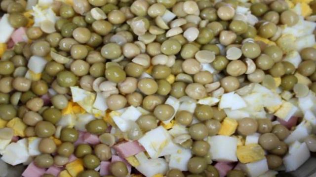 Летнее оливье со свежим огурцом