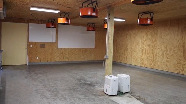 Помещение для удаления влаги из меда (Боб Бинни, США) смотреть онлайн