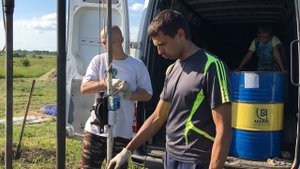 Самодельная буровая установка, бурим скважину.