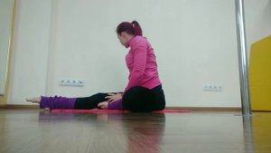 Упражнение 9. Складка сидя к одной ноге.