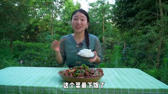 小雨今天做烤五花肉，一口肉一口蒜，又香又辣好過癮 #市民朱小雨