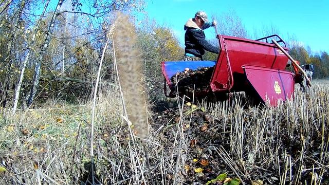 Вывозим яблоки и листья на мотоблоке с восстановленным прицепом смотреть онлайн