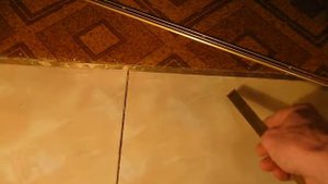 Как сделать порог между паркетом и плиткой